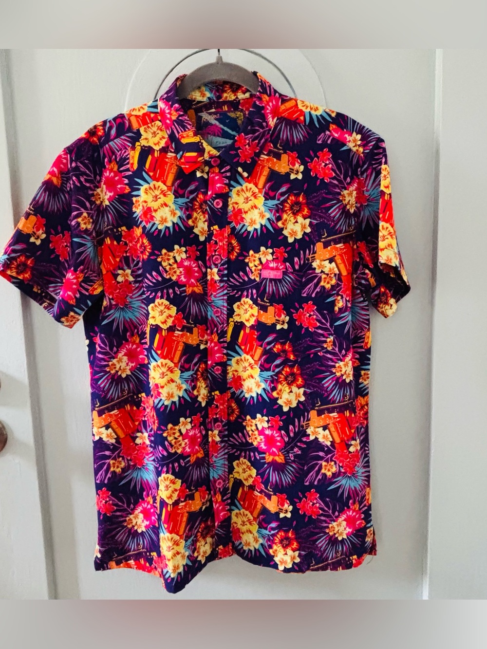 Rebel Rifle Hawaiian Drip button up shirt
Size medium Men's